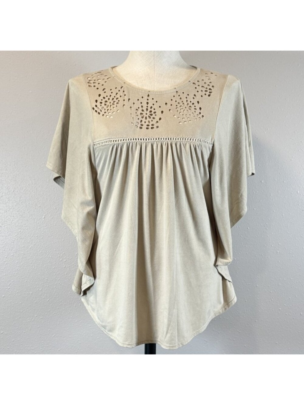 Maurices Eyelet Blouse Womens Size Small Beige Tan Short Dolman Sleeves Keyhole
